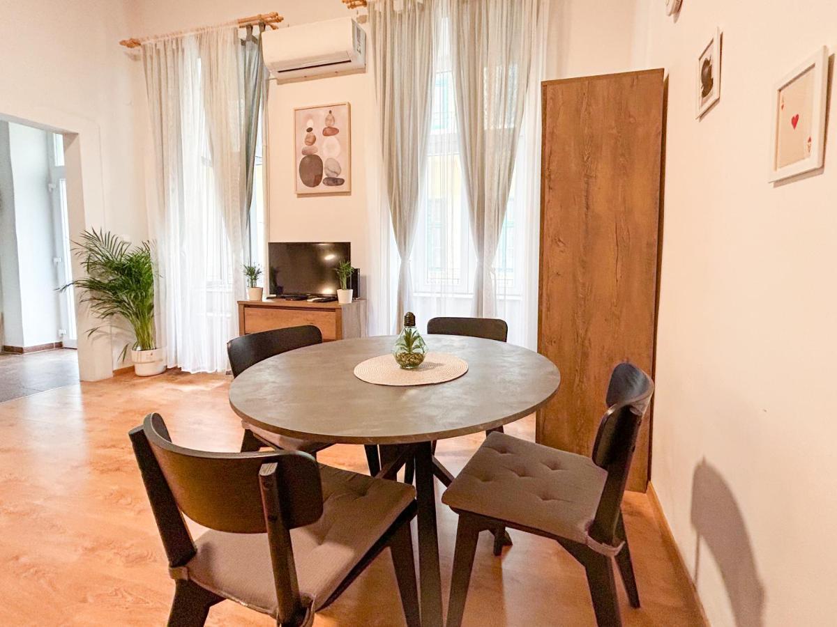 Colorful Apartment Next To Gozsdu And Synagogue บูดาเปสต์ ภายนอก รูปภาพ